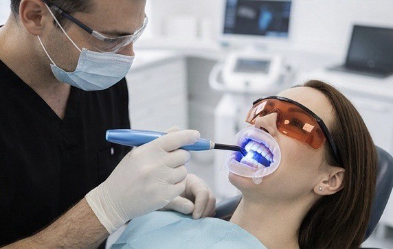 Gülümseyen kadın beyaz dişler